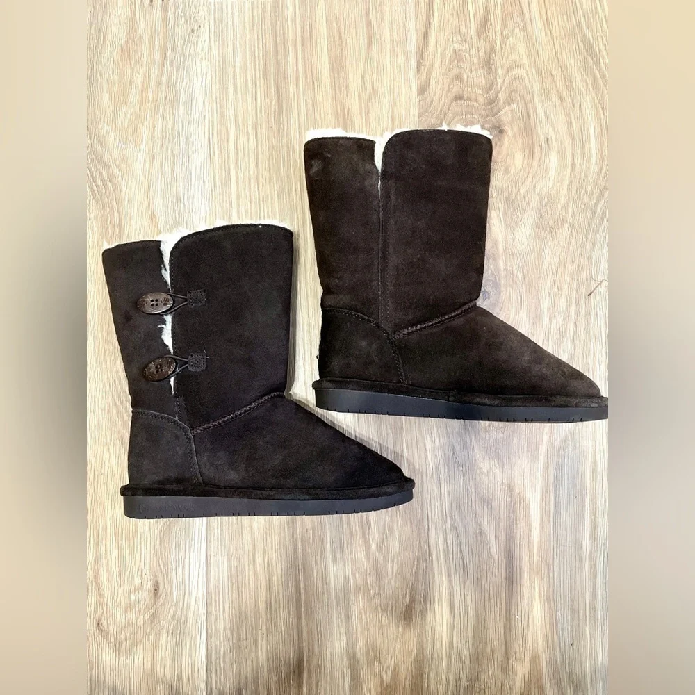 BEARPAW Girls' Lori 2-Toggle Boots in color chocolate size 4 EUC
